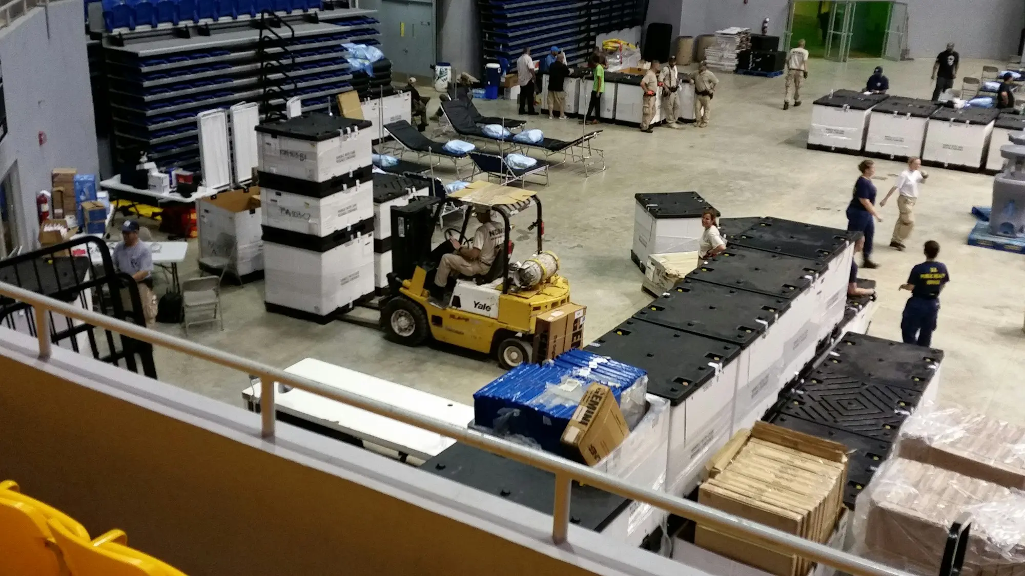 Warehouse packing area with parcels